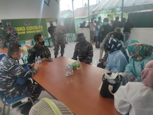 Pastikan ‘Serbuan Vaksin’ Berjalan Lancar Danlanal Sambangi Lokasi Vaksinasi