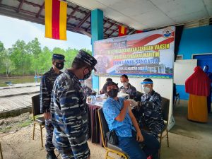 Lanal Sangatta Serbu Pantai Kenyamukan Laksanakan Vaksinasi Tahap II