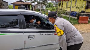 Polres Kutim Periksa Puluhan Kendaraan Bermotor di Pos Penyekatan KM 1
