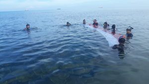 HUT Ke – 76 RI, Pangkalan TNI AL Sangatta Bentangkan Bendera Merah Putih di Dasar Laut