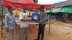 Polsek Kongbeng Peduli PKL, Beri Bantuan Sembako Hingga Masker