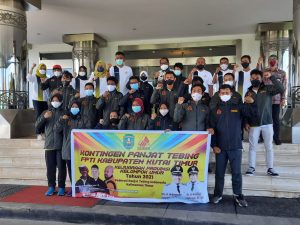 Kasmidi Bulang Lepas Kontingen FPTI Kutim Ikuti Kejurprov Kelompok Umur PFTI Kaltim