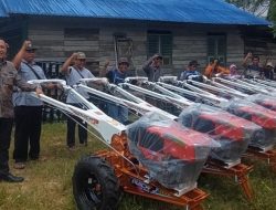 Seno Aji Beri Hand Traktor ke 13 Poktan di Kukar