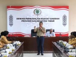 Seno Aji Beri Kuliah Umum di Depan Mahasiswa FISIP UNMUL