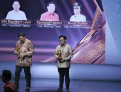 Rendi Solihin Terima Penghargaan Berkar Keberhasilan Program Usaha Kecil Idaman