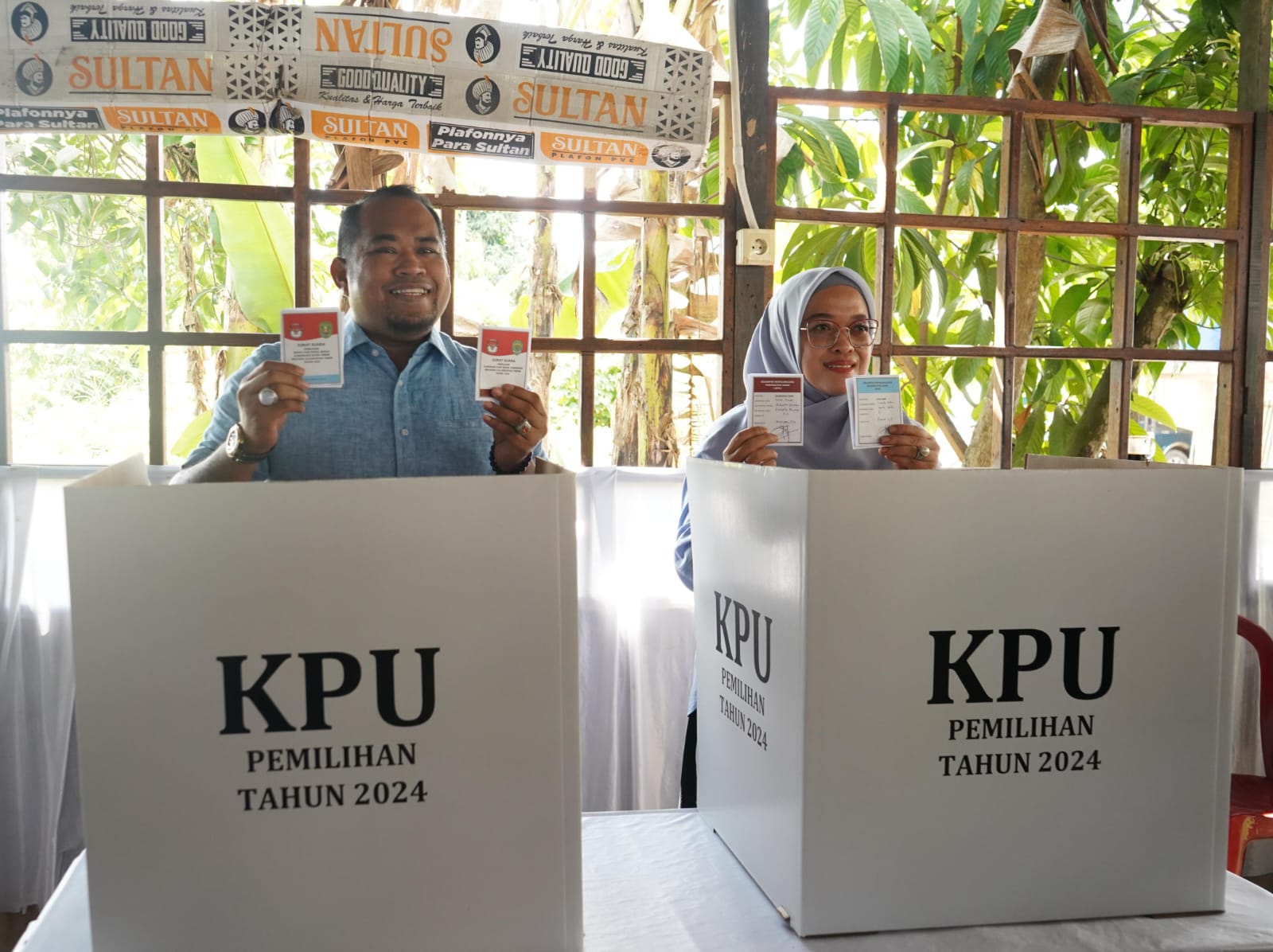 Wabup Salurkan Hak Pilih di TPS 13 Danau Raya